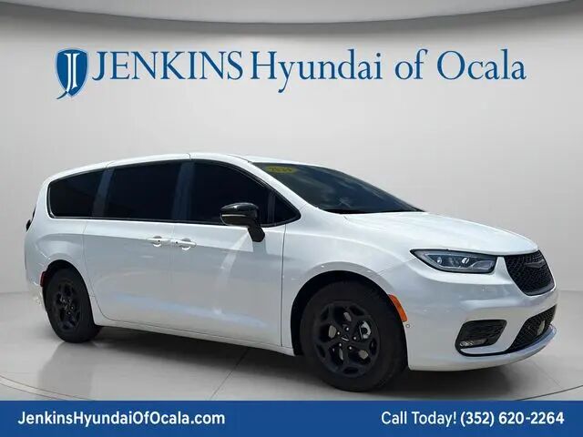 2024 Chrysler Pacifica Plug-In Hybrid S Appearance — photo 1 of 11
