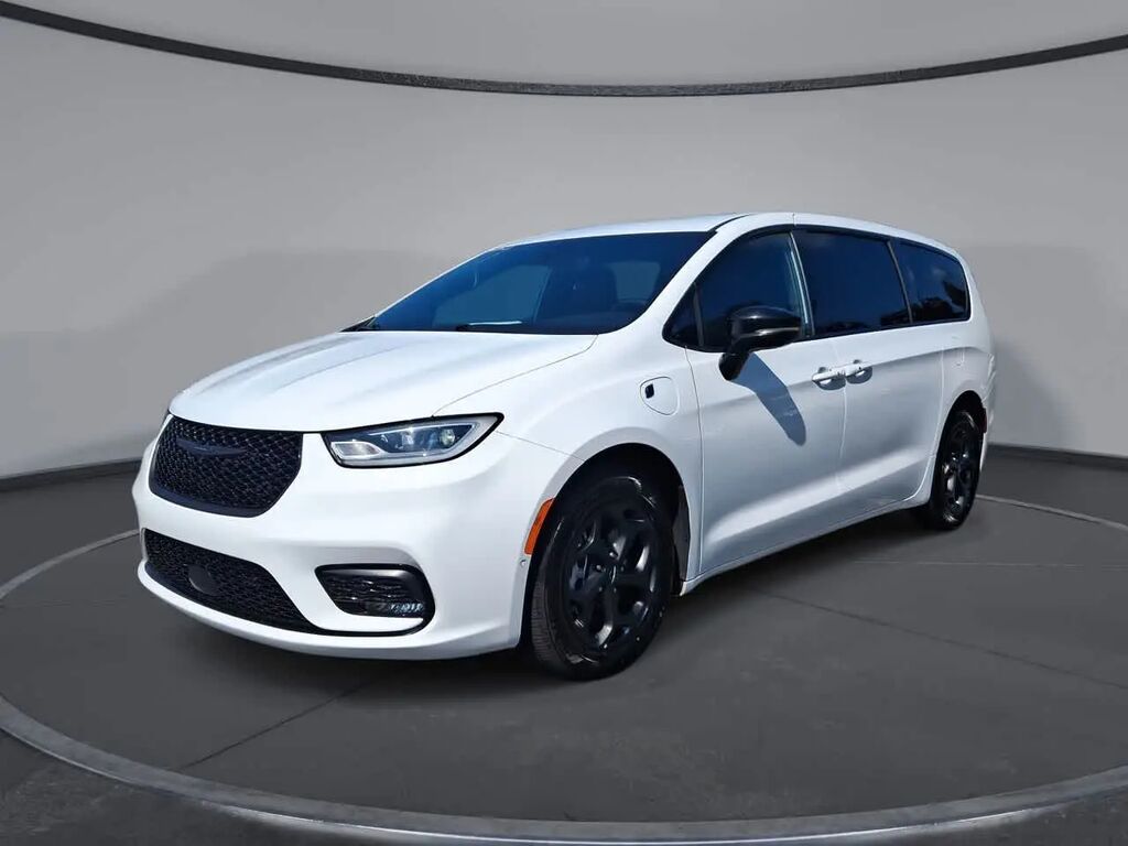 2024 Chrysler Pacifica Plug-In Hybrid Select — photo 1 of 13