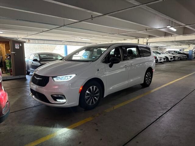 2024 Chrysler Pacifica Plug-In Hybrid Select