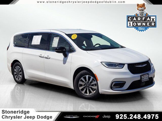 2024 Chrysler Pacifica Hybrid Select — photo 1 of 13