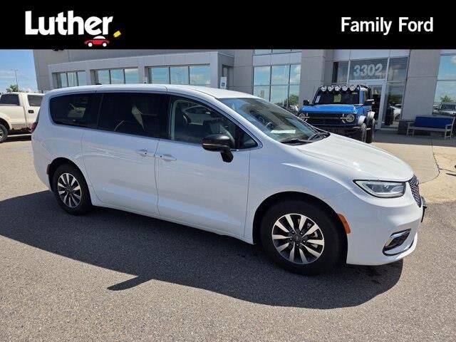 2024 Chrysler Pacifica Plug-In Hybrid Select — photo 1 of 1