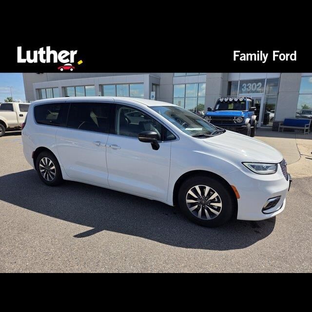 2024 Chrysler Pacifica Plug-In Hybrid Select