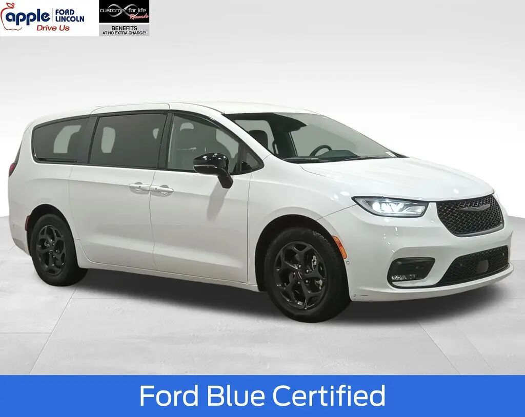 2024 Chrysler Pacifica Plug-In Hybrid Select — photo 1 of 12
