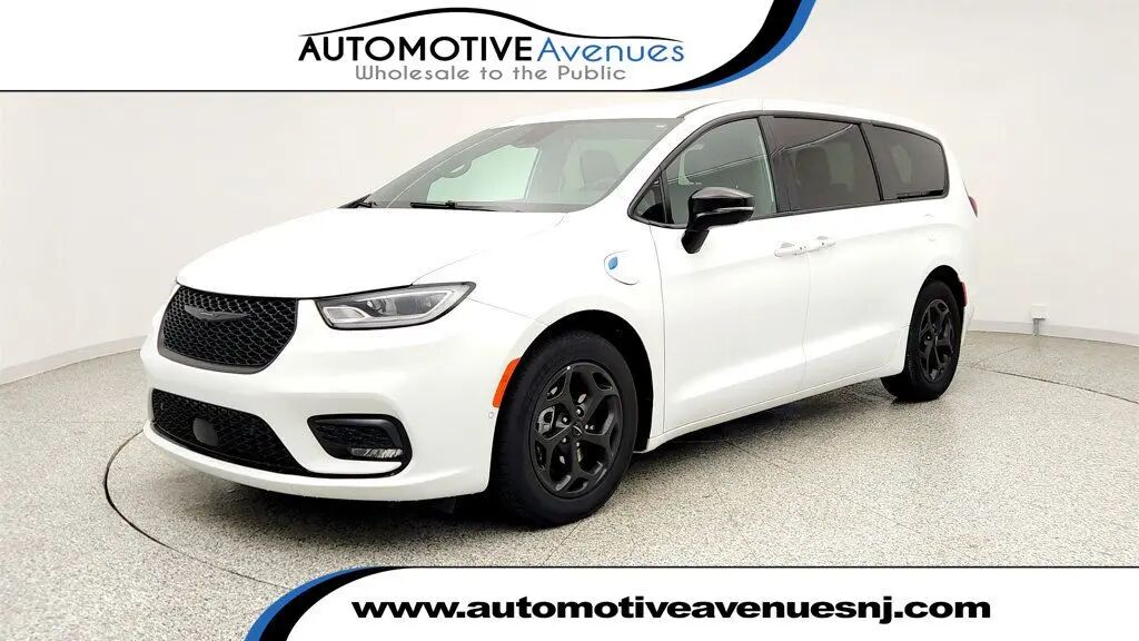 2024 Chrysler Pacifica Plug-In Hybrid Road Tripper — photo 1 of 13