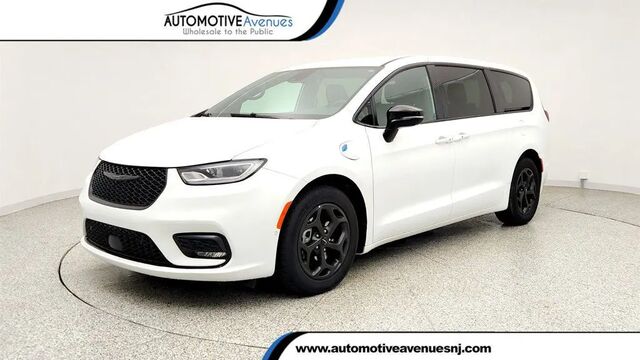 2024 Chrysler Pacifica Plug-In Hybrid Select