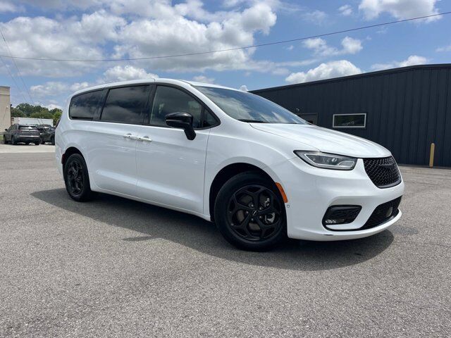 2024 Chrysler Pacifica Hybrid S Appearance Pkg