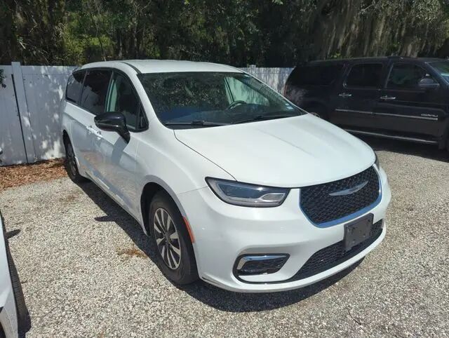 2024 Chrysler Pacifica Plug-In Hybrid Select — photo 1 of 13