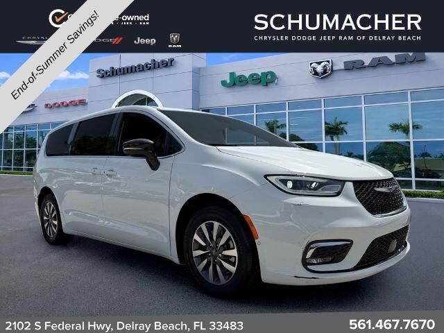 2025 Chrysler Pacifica Plug-In Hybrid Select — photo 1 of 13