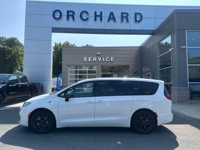 2024 Chrysler Pacifica Plug-In Hybrid Select — photo 1 of 12