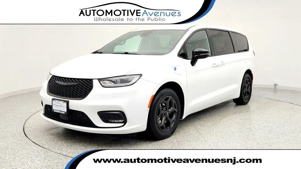 2024 Chrysler Pacifica Plug-In Hybrid Select — photo 1 of 13