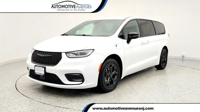 2024 Chrysler Pacifica Plug-In Hybrid Road Tripper