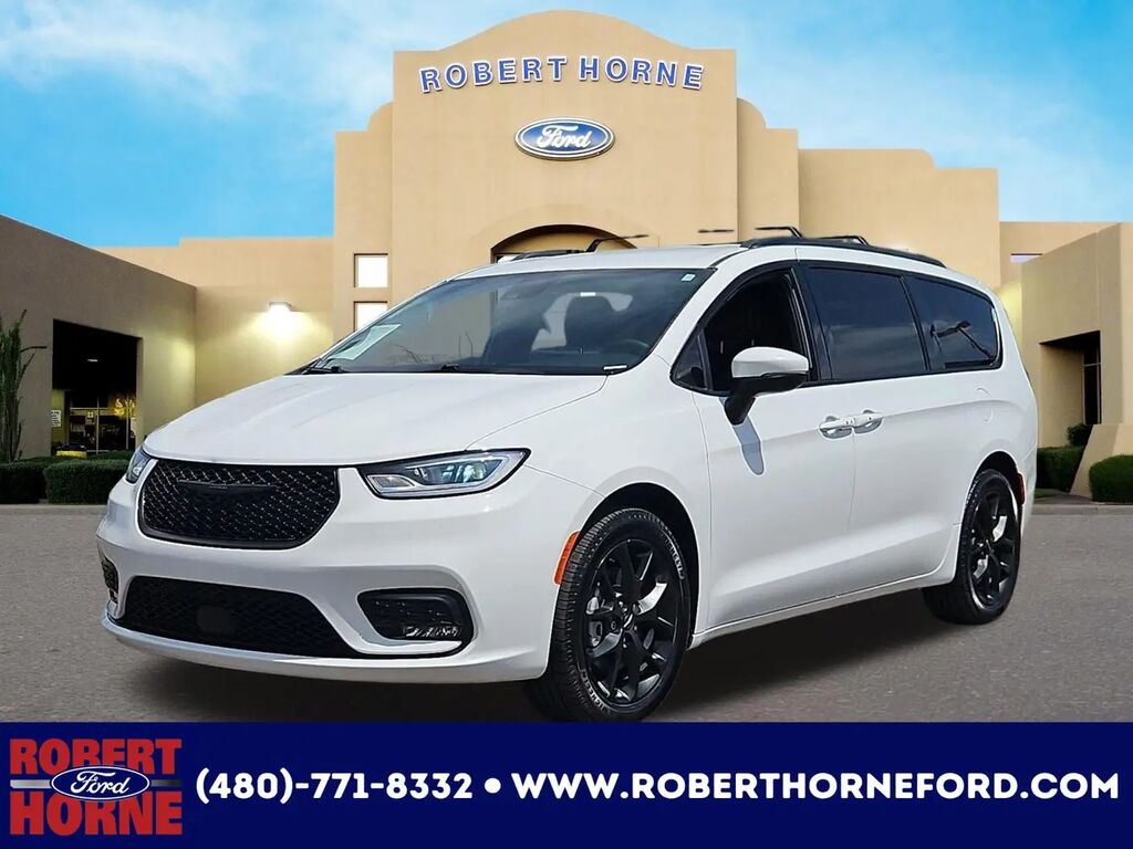 2023 Chrysler Pacifica Touring L — photo 1 of 13