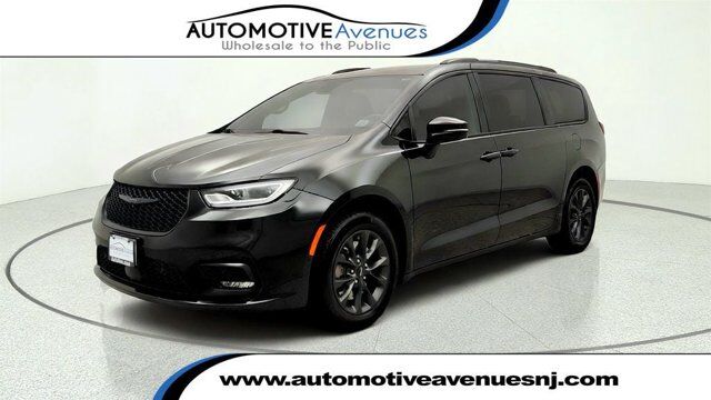 2021 Chrysler Pacifica Touring L — photo 1 of 13