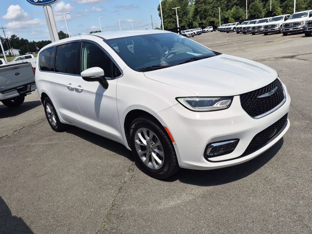 2023 Chrysler Pacifica Touring L — photo 1 of 13