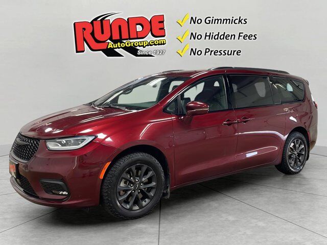2022 Chrysler Pacifica Touring L — photo 1 of 12