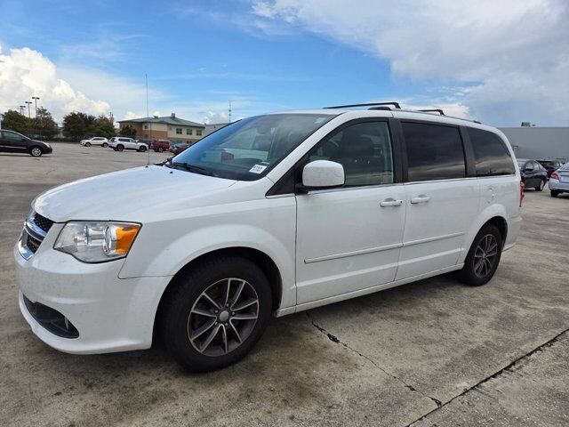 2017 Dodge Grand Caravan SXT — photo 1 of 6