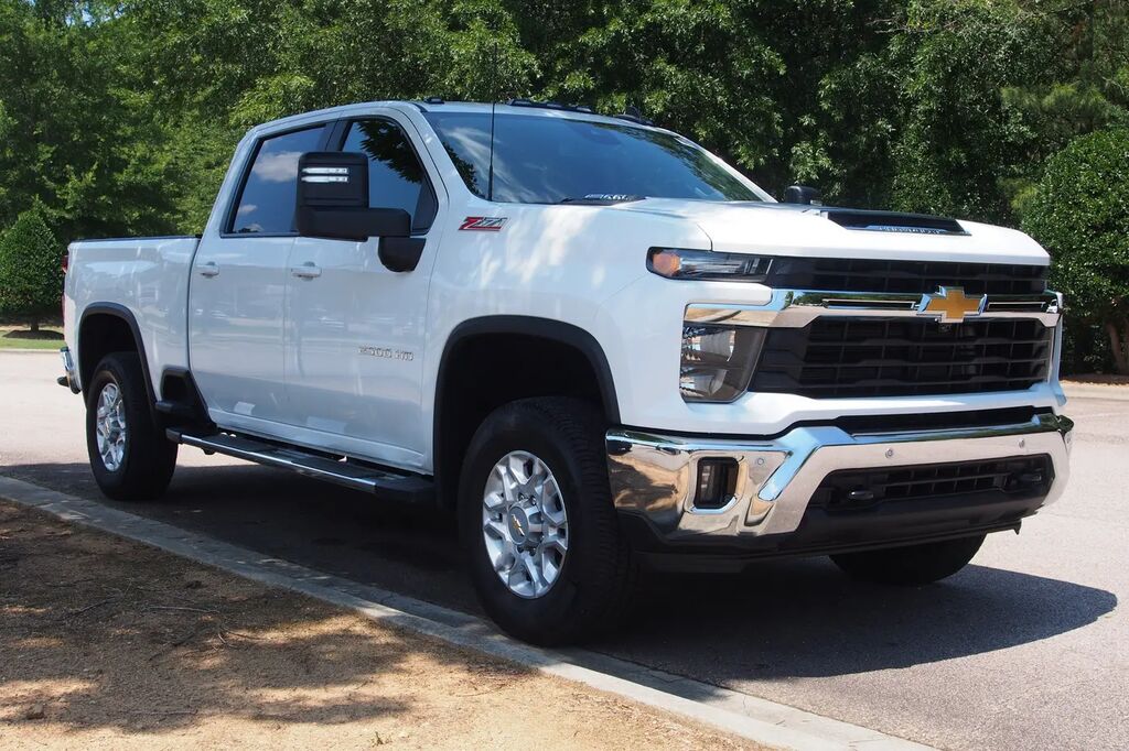 2025 Chevrolet Silverado 2500HD LT — photo 1 of 13