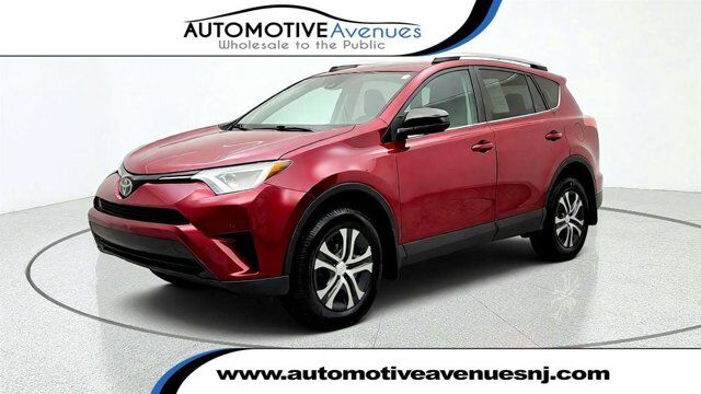 2018 Toyota RAV4 LE — photo 1 of 13