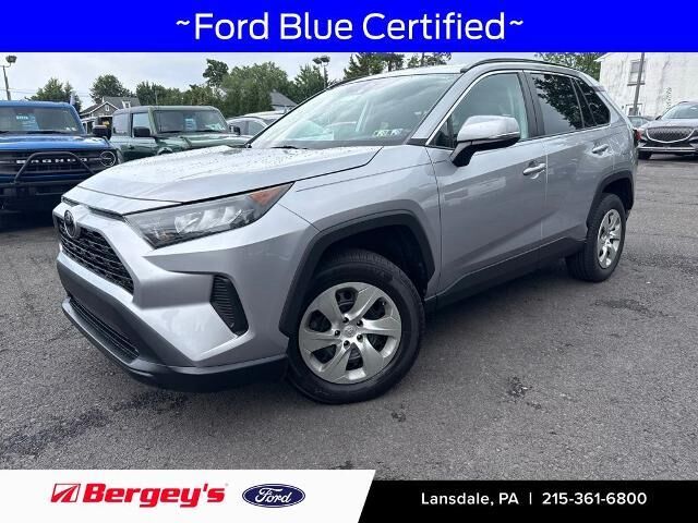 2019 Toyota RAV4 LE — photo 1 of 13