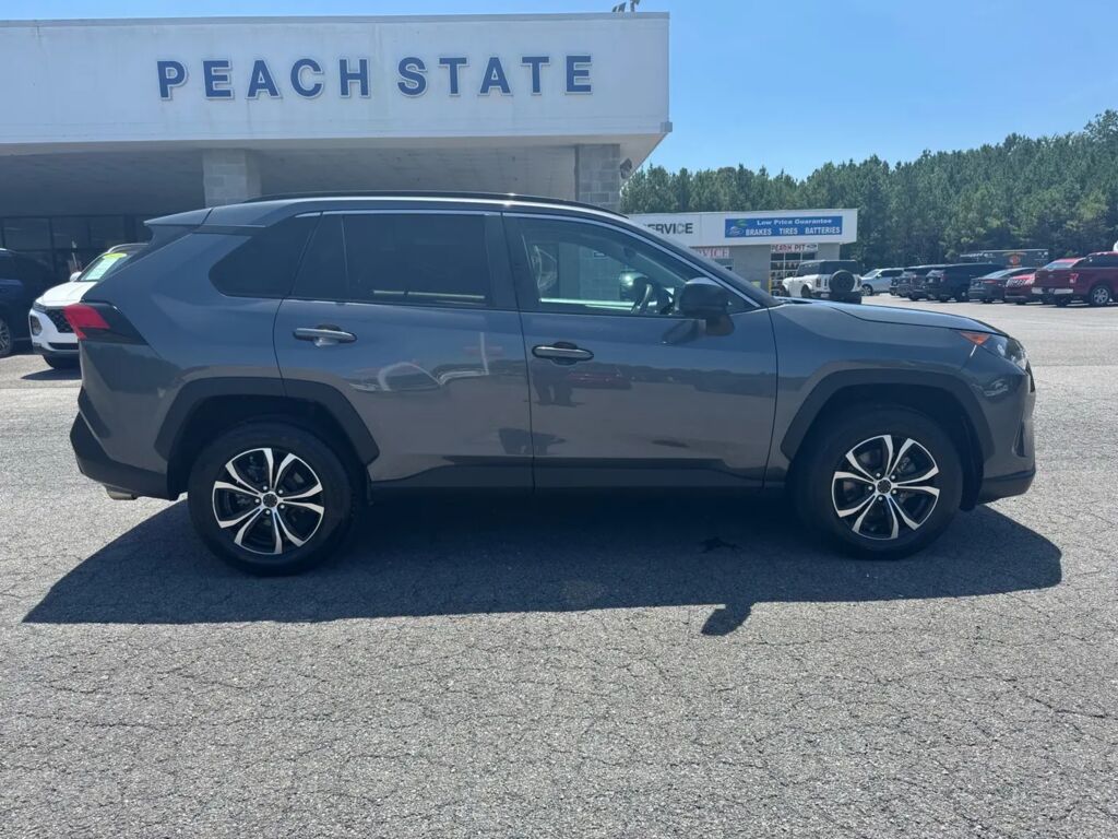 2019 Toyota RAV4 LE — photo 1 of 13