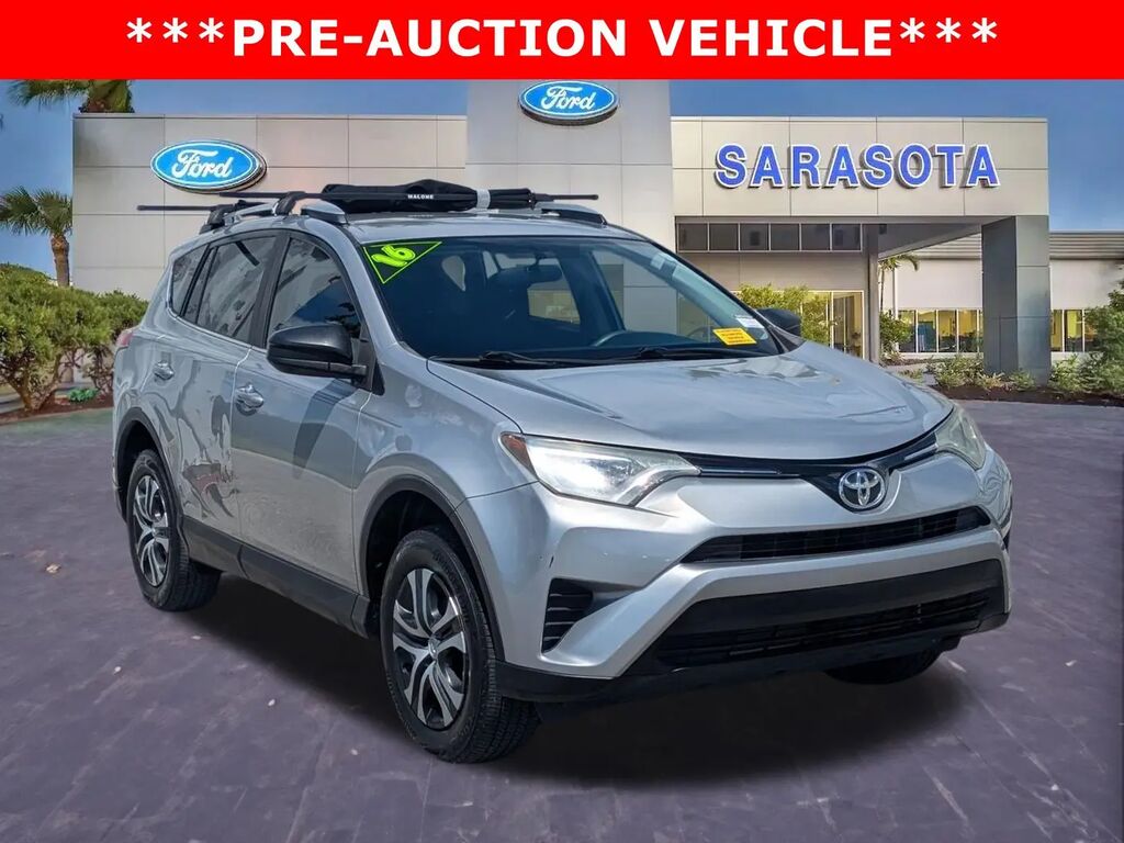 2016 Toyota RAV4 LE — photo 1 of 13