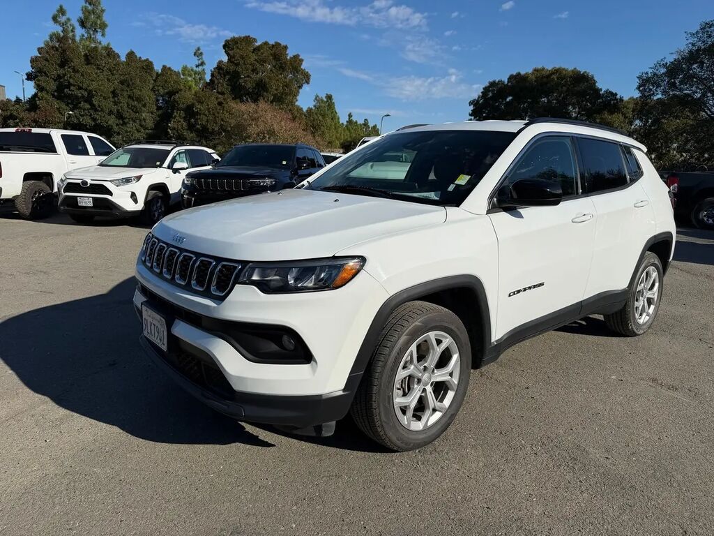 2024 Jeep Compass Latitude — photo 1 of 12