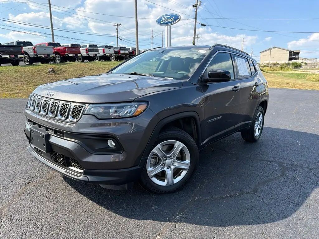 2023 Jeep Compass Latitude — photo 1 of 13