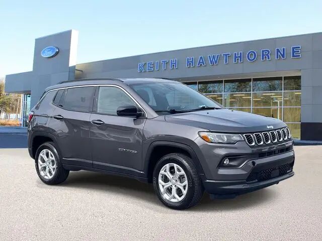 2024 Jeep Compass Latitude — photo 1 of 13