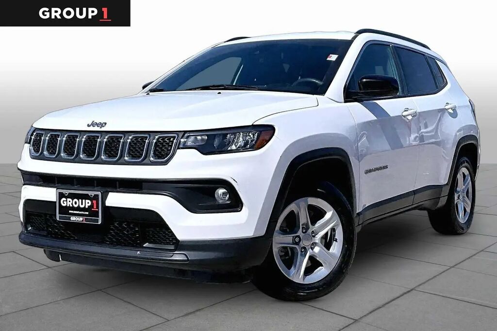 2023 Jeep Compass Latitude — photo 1 of 13