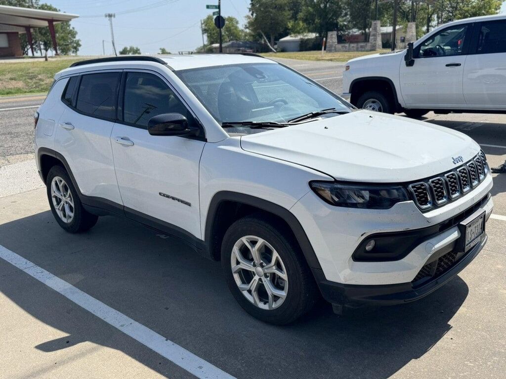 2024 Jeep Compass Latitude — photo 1 of 12