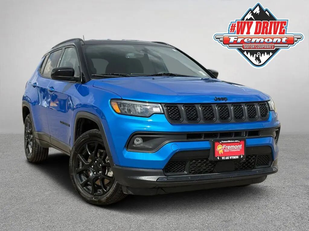2023 Jeep Compass Latitude — photo 1 of 13