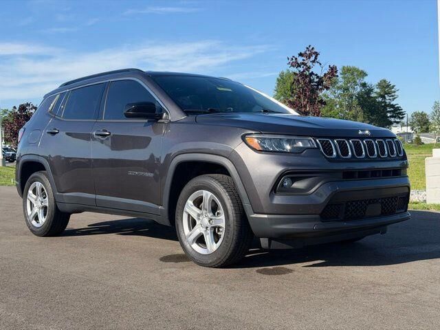 2023 Jeep Compass Latitude — photo 1 of 13