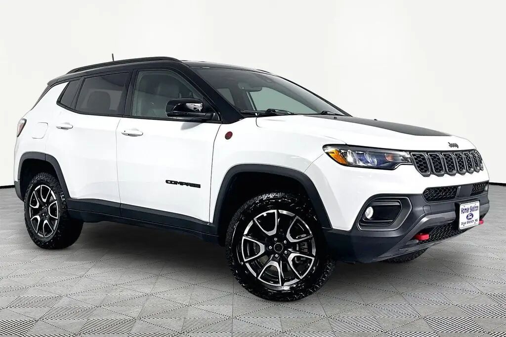 2025 Jeep Compass Trailhawk — photo 1 of 13
