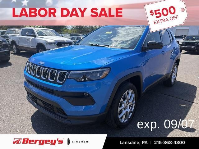 2023 Jeep Compass Latitude Lux — photo 1 of 13
