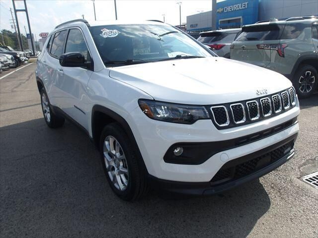 2023 Jeep Compass Latitude Lux — photo 1 of 13