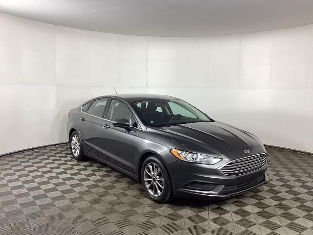 2017 Ford Fusion SE — photo 1 of 13