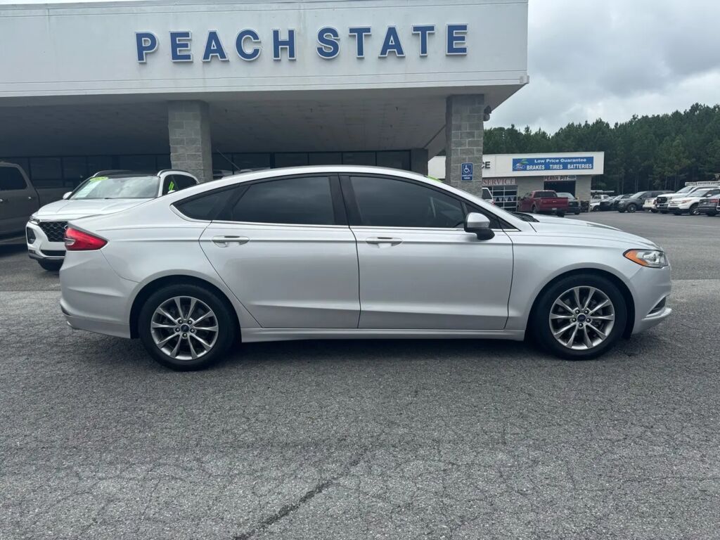 2017 Ford Fusion SE — photo 1 of 4