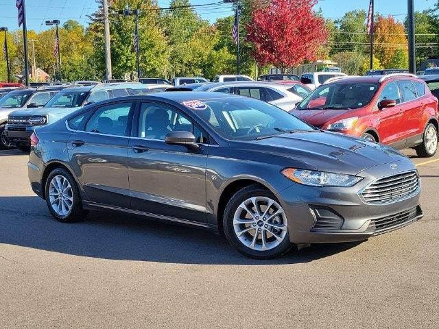 2020 Ford Fusion SE — photo 1 of 13