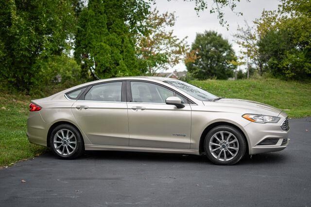 2017 Ford Fusion Hybrid SE — photo 1 of 13