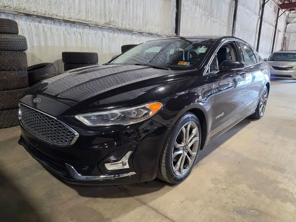2019 Ford Fusion Hybrid Titanium — photo 1 of 11