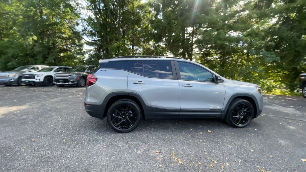2023 GMC Terrain SLE — photo 1 of 7