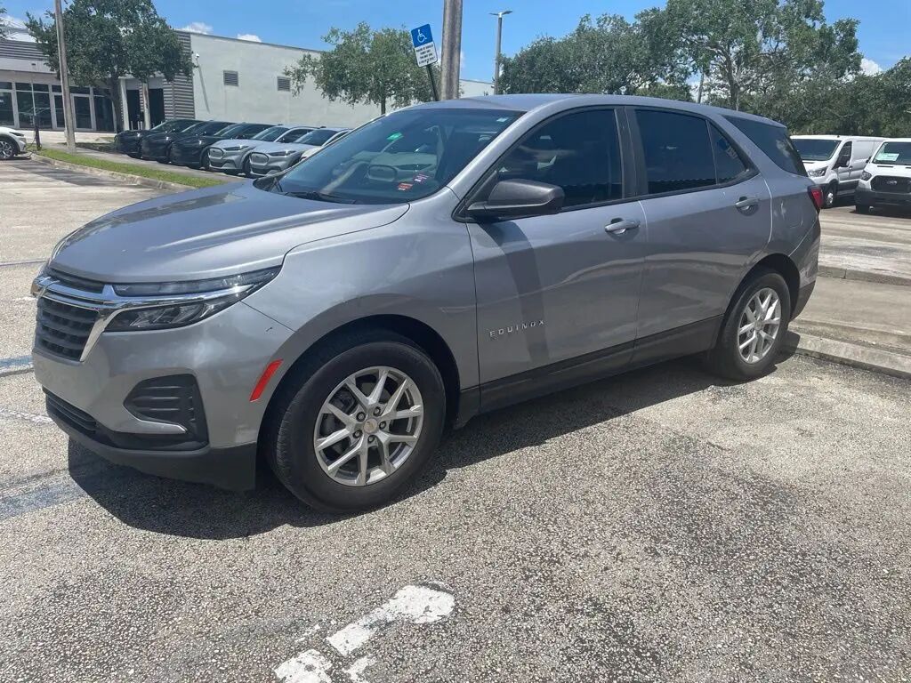 2023 Chevrolet Equinox LS — photo 1 of 5