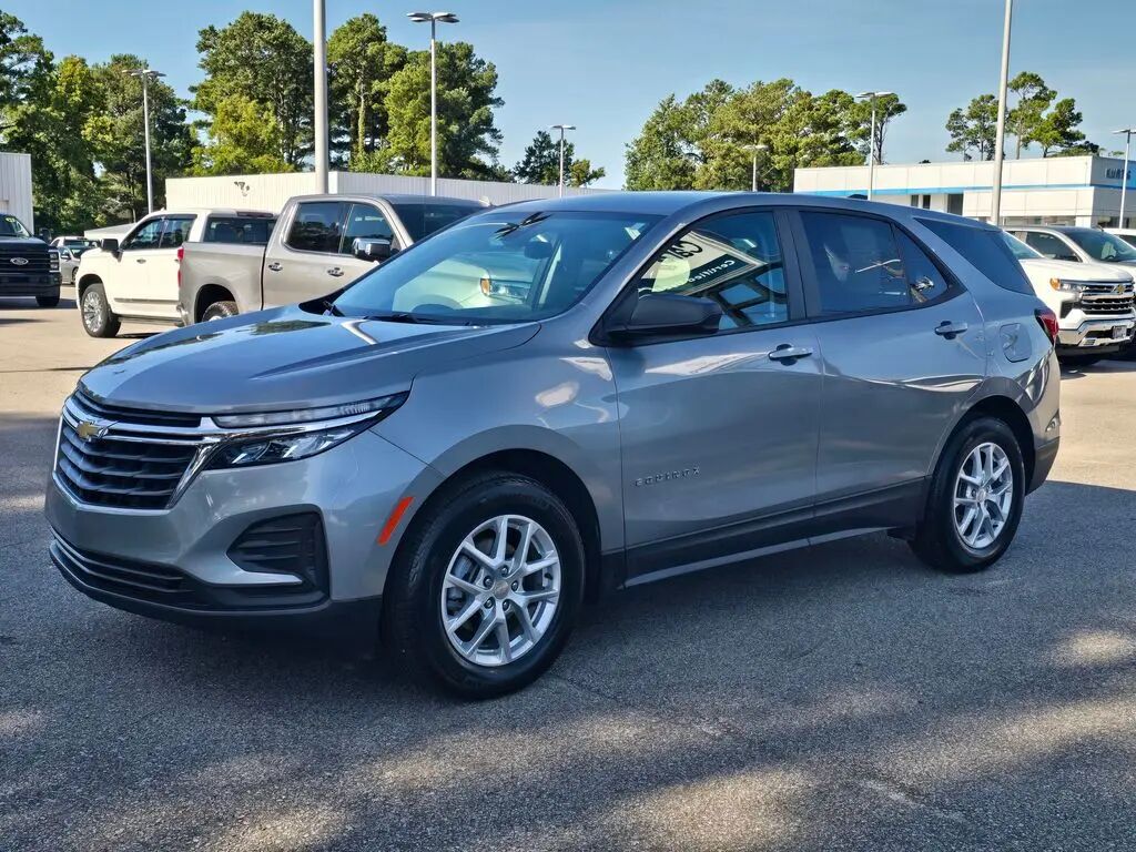2023 Chevrolet Equinox LS — photo 1 of 13