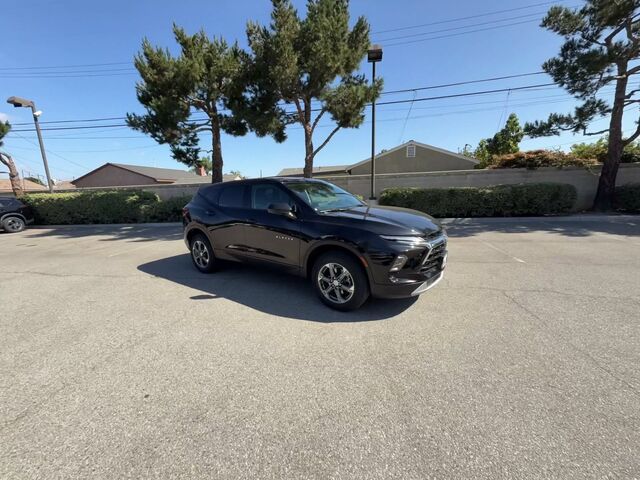 2025 Chevrolet Blazer LT — photo 1 of 10