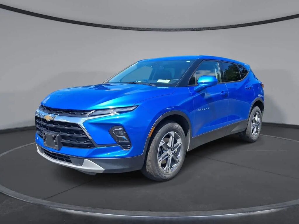 2025 Chevrolet Blazer LT — photo 1 of 13