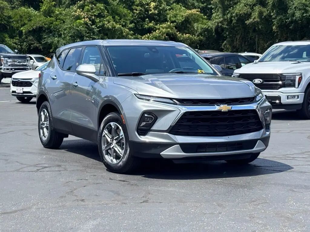 2025 Chevrolet Blazer LT — photo 1 of 13