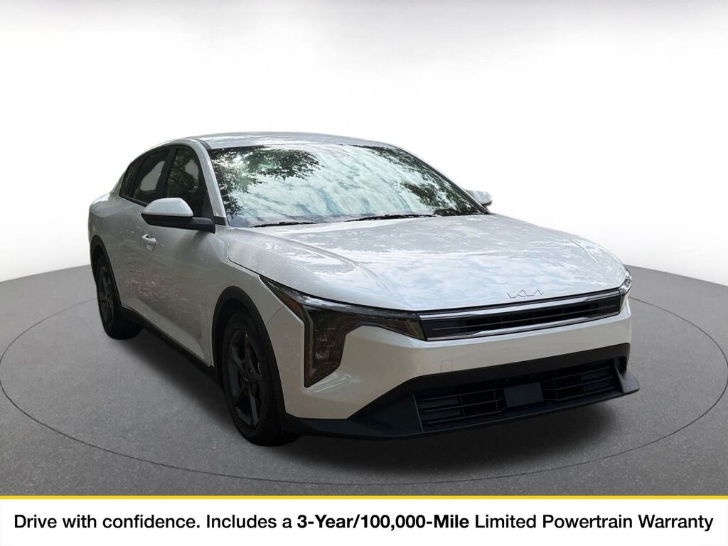 2025 Kia K4 LXS — photo 1 of 11