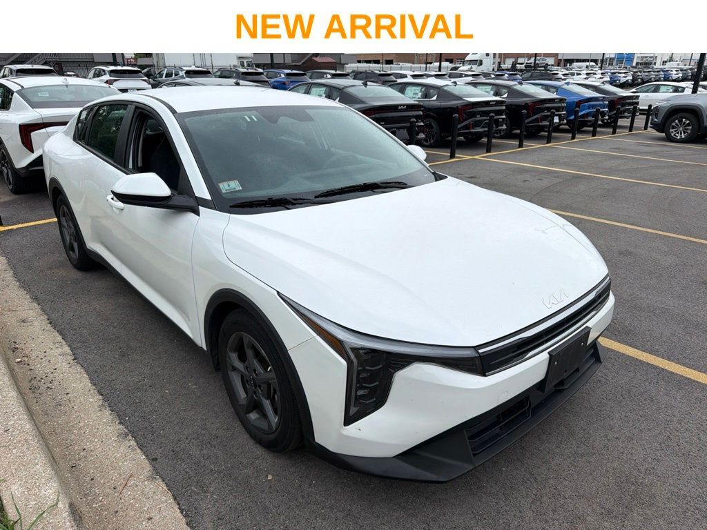 2025 Kia K4 LXS — photo 1 of 8