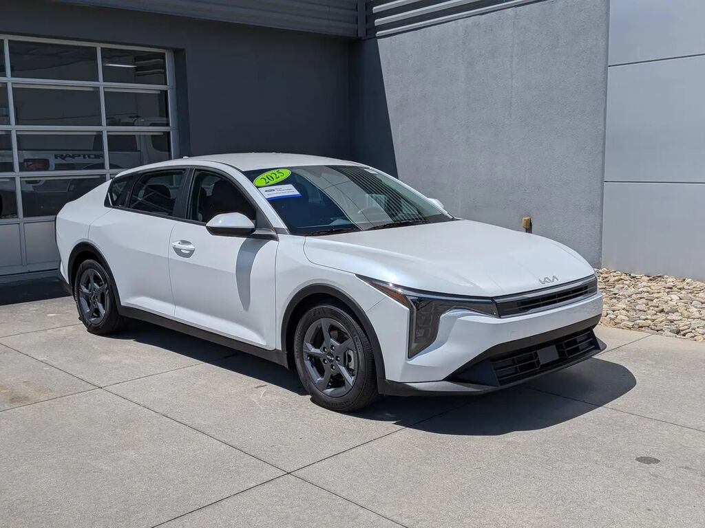 2025 Kia K4 LXS — photo 1 of 13