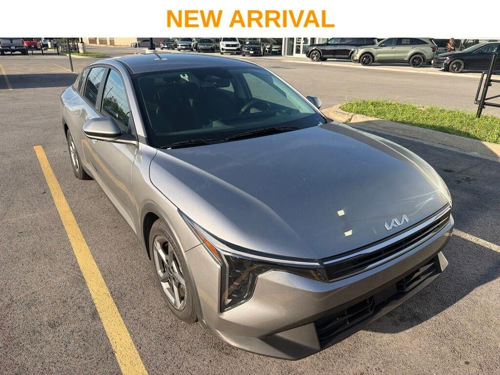 2025 Kia K4 LXS — photo 1 of 21